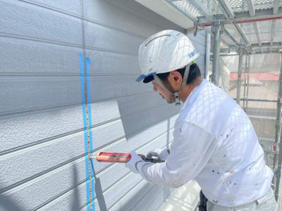 【シーリング補修】打設<br />
<br />
目地形状を考慮しながら気泡がないよう新規のシーリング材を充填します。<br />
<br />
サッシ周りは既存シーリングの上から新規のシーリング材を充填します。（増し打ち）