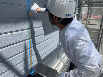【シーリング補修】均し<br />
<br />
目地底に向けて十分に押さえることで、隙間をなくし気泡を追い出す事、シーリング材を接着面に均一に密着させ接着強度を確保する事、表面を平滑にしてきれいに仕上げる為の工程です。