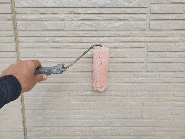 外壁サイディング<br />
（クリヤー塗装３回目）<br />
<br />
さらに、強靭な規定の塗膜厚を形成するため、もう一度塗装を施します。