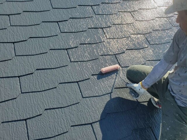 屋根カラーベスト<br />
（トップコート）<br />
<br />
最後にひと手間、無機のクリアー塗装をすることでF<br />
耐ＵＶ性と耐酸性が強化され、超高耐候性が得られます。<br />

