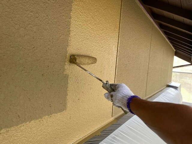 外壁サイディング（上塗り塗装）<br />
<br />
より強靭な塗膜を形成して、耐候性や仕上がりを良くするため、もう一度塗装を施します。