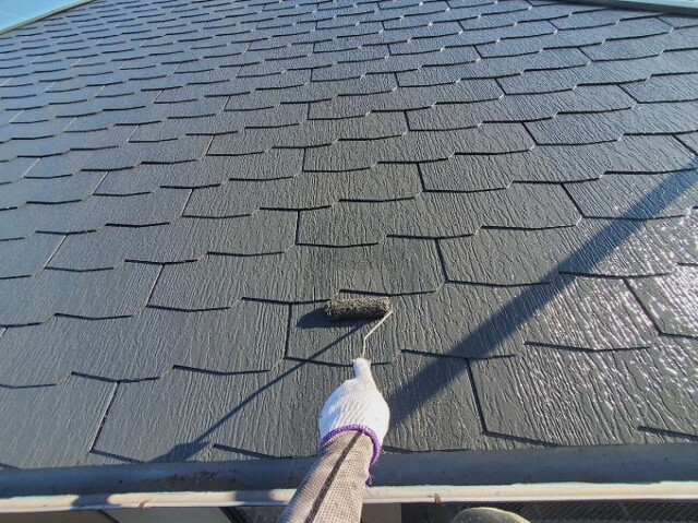 屋根カラーベスト<br />
（塗装２回目）<br />
<br />
より強靭な塗膜厚を形成し仕上がりを良くするため、１回目よりも濃度を高くし（希釈率を下げ）て、もう１回塗装を施します。