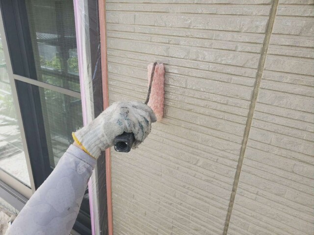 外壁サイディング<br />
（クリヤー塗装２回目）<br />
<br />
より強靭な規定の塗膜厚を形成して、仕上がりを良くするため、もう一度塗装を施します。