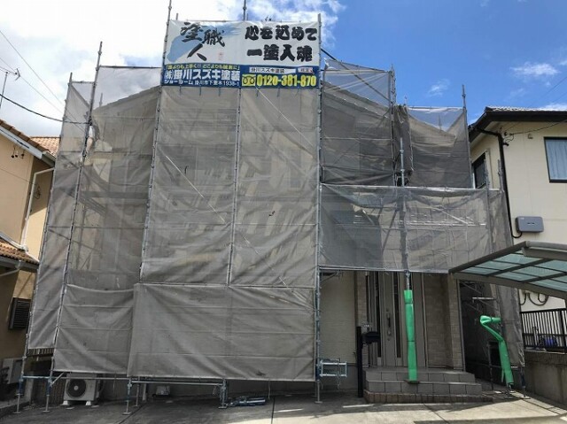 足場仮設<br />
<br />
ご近所にご迷惑が掛らないように、慎重に足場を架設していきます。工事用養生ネットは、塗料飛散や高圧洗浄時の汚れ飛散には必ず必要な養生です。