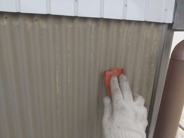 外壁トタン（ケレン作業）<br />
<br />
鉄部や板金部分の旧塗膜やサビを落として、塗装面を平滑でキレイにする作業です。<br />
加えて表面にキズを付けること（目荒らしという作業）で、塗料の密着を良くし、仕上がりの寿命を延ばすという大事な工程です。サビが無くても必ず行います。