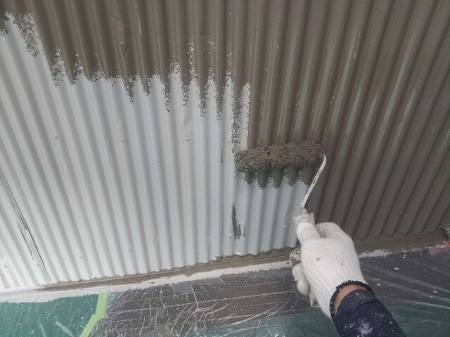 外壁トタン（中塗り塗装）<br />
<br />
こちらは、特殊処理技術を組み合わせた高級シリコンです。溶剤ですがターペン可溶性なので臭いがマイルドで、高耐候・低汚染・弾性に優れ長時間外壁を紫外線から守ります。