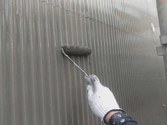外壁トタン（上塗り塗装）<br />
<br />
より強靭な塗膜を形成して、耐候性や仕上がりを良くするため、もう一度塗装を施します。