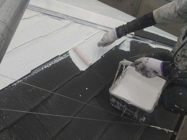 下塗り塗装<br />
<br />
こちらは遮熱塗料専用の下塗り材です。<br />
浸透性の下塗り材は、浸みこんで固まり、下地を強くしてくれます。特殊顔料配合で太陽光を反射します。<br />
<br />
<br />
