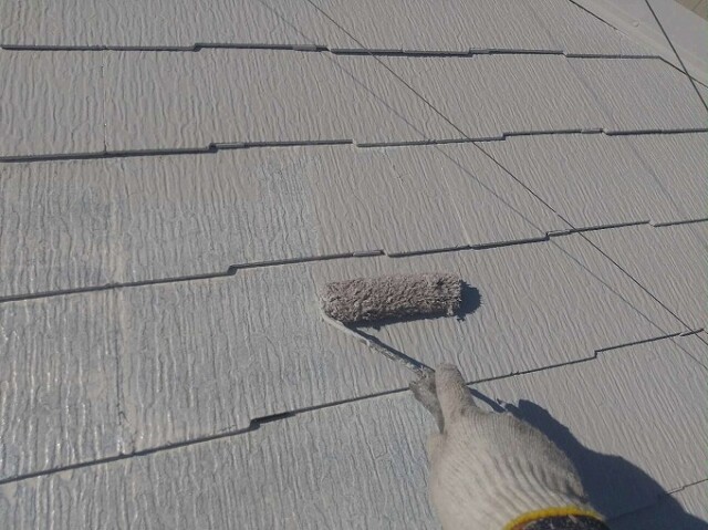 中塗り塗装<br />
<br />
こちらの塗料は、屋根や外壁材の温度上昇を抑制する効果と、高耐候性、低汚染性、防カビ防藻性能も有します。塗膜劣化以外の二次汚染と紫外線劣化に強いので、長期間に渡り建物をきれいに守り続ける遮熱塗料です。