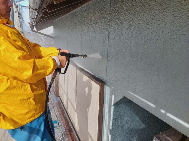 高圧洗浄（外壁：スタッコ壁）<br />
<br />
長年積もった汚れ、藻やコケ、チョーキングも完全に除去する事が目的です。<br />
汚れの積もった下地には、塗料は密着せず、剥離などの不具合発生の原因になりますので、とても重要な工程です。