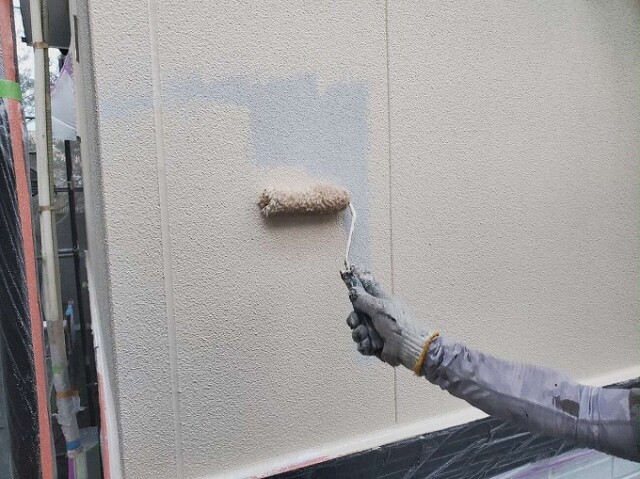 外壁サイディング<br />
（中塗り塗装）２F <br />
<br />
こちらの塗料は、屋根や外壁材の温度上昇を抑制する効果と、高耐候性、低汚染性、防カビ防藻性能も有します。塗膜劣化以外の二次汚染と紫外線劣化に強いので、長期間に渡り建物をきれいに守り続ける遮熱塗料です。
