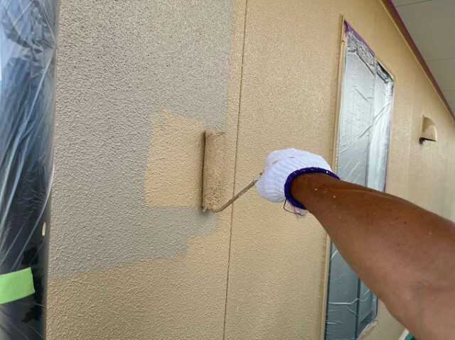 外壁リシン（中塗り塗装）<br />
<br />
こちらには無機塗装を施しました。無機塗料最大の特徴と言える超耐候性はもちろん、柔軟性、防藻、防カビ性に加え、優れたラジカル制御性により色あせしにくく、親水性の高い無機塗膜により汚れを雨水で落とす特性も兼ね備えた最高クラスの次世代塗料です。<br />
