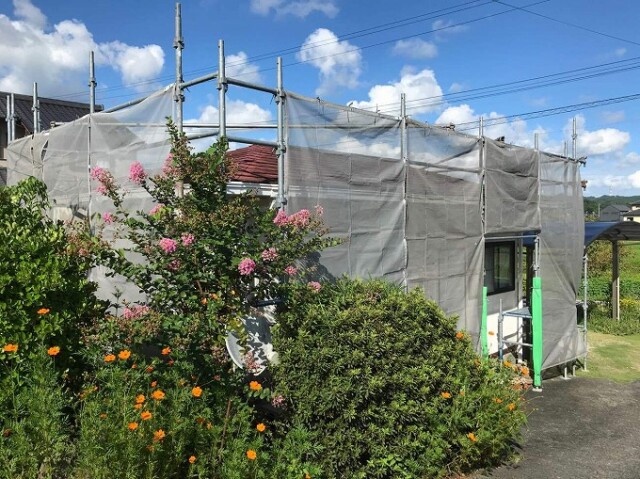 足場仮設<br />
<br />
ご近所にご迷惑が掛らないように、慎重に足場を架設していきます。工事用養生ネットは、塗料飛散や高圧洗浄時の汚れ飛散には必ず必要な養生です。