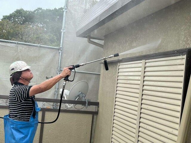 高圧洗浄（外壁）水養生<br />
<br />
今回は、外壁にバイオ洗浄を行います。その下準備として全体に水養生を行います。