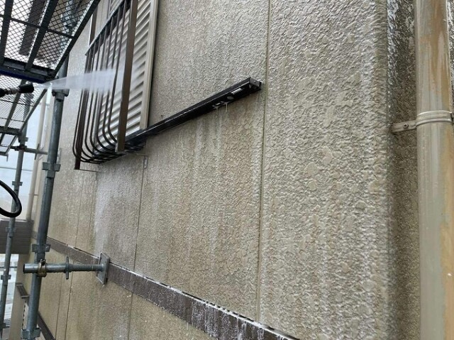 バイオ洗浄（外壁）<br />
<br />
バイオ洗浄剤を噴霧し、カビやコケなどの汚れを浮かしています。