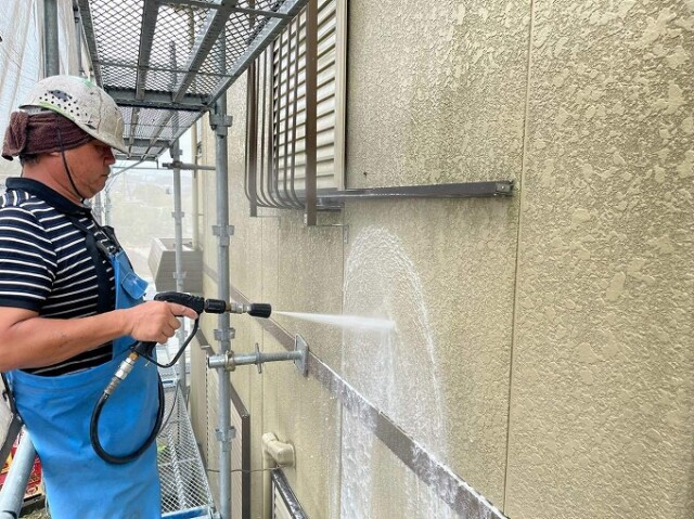 バイオ洗浄（外壁）<br />
<br />
通常洗浄では取り切れない根っ子の部分まで働きかけます。洗浄不十分の下地は、塗装した塗料を栄養にしてカビやコケが塗装前の数倍の量に繁殖する場合があります。バイオ洗浄は細かい部分に潜んでいるカビやコケ、藻や汚れを徹底的に洗い流します。