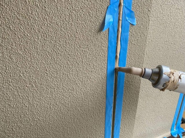 シーリング補修（打設）<br />
<br />
目地形状を考慮しながら気泡がないよう新規のシーリング材を充填します。<br />
	<br />
サッシ周りは既存シーリングの上から新規のシーリング材を充填します。（増し打ち）<br />
