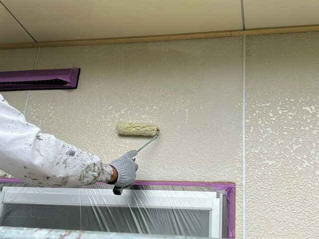 外壁塗装（下塗り塗装）<br />
<br />
塗料の密着効果を高める目的と、吸い込みムラを無くす為の塗装です。下地の痛み具合や材質、立地条件によって下塗り材の種類を変更しています。強靭な塗膜を作る為には、ここが一番のポイントになるからです。<br />
<br />
こちらには下地に対して高い浸透性と含浸補強性と付着力を持つシーラーを塗装しています。<br />
