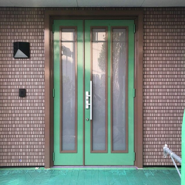 玄関ドア　玄関枠<br />
シリコン塗装完了
