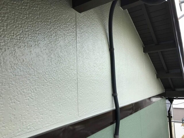 外壁（矢切）スタッコ壁<br />
ラジカル制御塗装完了