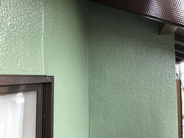 外壁（濃色）スタッコ壁<br />
ラジカル制御塗装完了