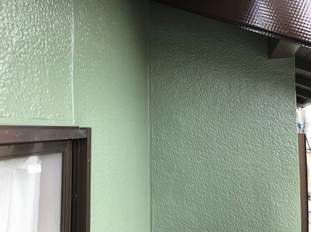 外壁（濃色）スタッコ壁<br />
ラジカル制御塗装完了