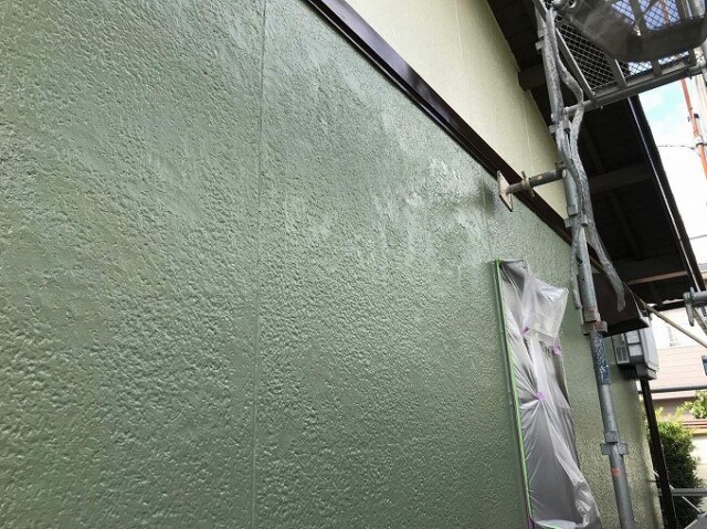 外壁（濃色）スタッコ壁<br />
ラジカル制御塗装完了