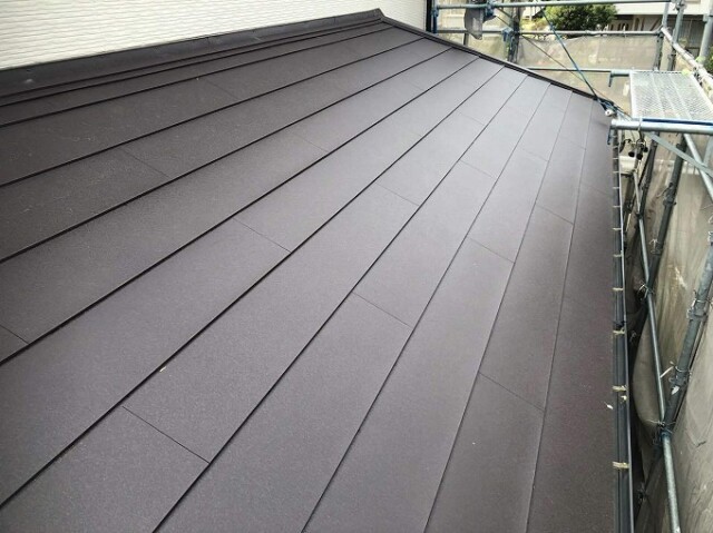 屋根カバー工事<br />
（下屋根　施工完了）<br />
<br />
また、表面の遮熱塗膜で赤外線を反射し、屋根裏の温度上昇を抑制する効果があります。