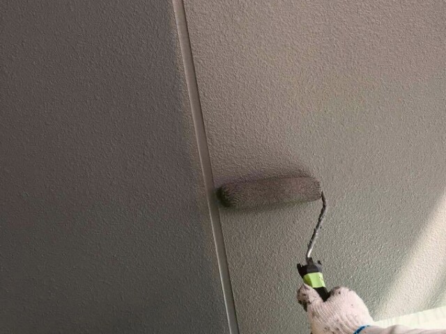 外壁（上塗り塗装）<br />
<br />
より強靭な塗膜を形成して、耐候性や仕上がりを良くするため、もう一度塗装を施します。