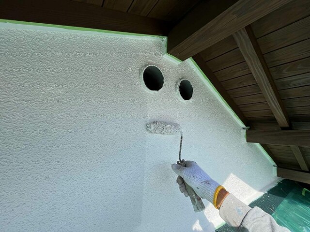 矢切部リシン壁（上塗り塗装）<br />
<br />
より強靭な塗膜を形成して、耐候性や仕上がりを良くするため、もう一度塗装を施します。
