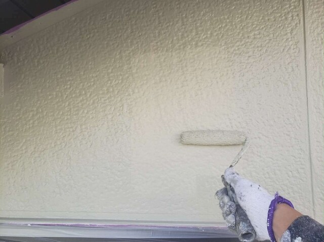 矢切部スタッコ壁（上塗り塗装）<br />
<br />
より強靭な塗膜を形成して、耐候性や仕上がりを良くするため、もう一度塗装を施します。