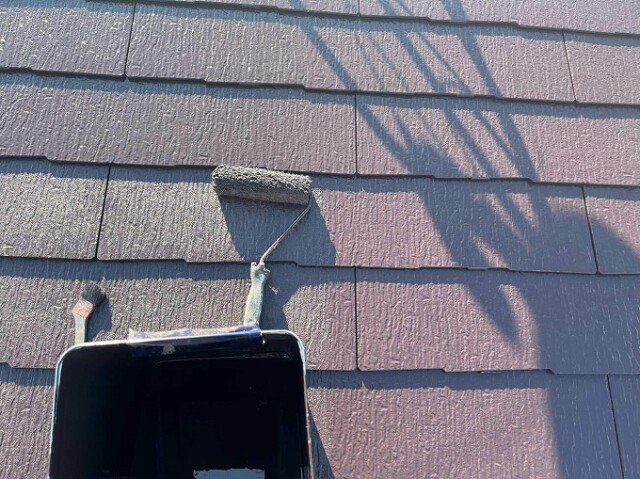 屋根カラーベスト<br />
（上塗り塗装）<br />
より強靭な塗膜を形成して、耐候性や仕上がりを良くするため、もう一度塗装を施します