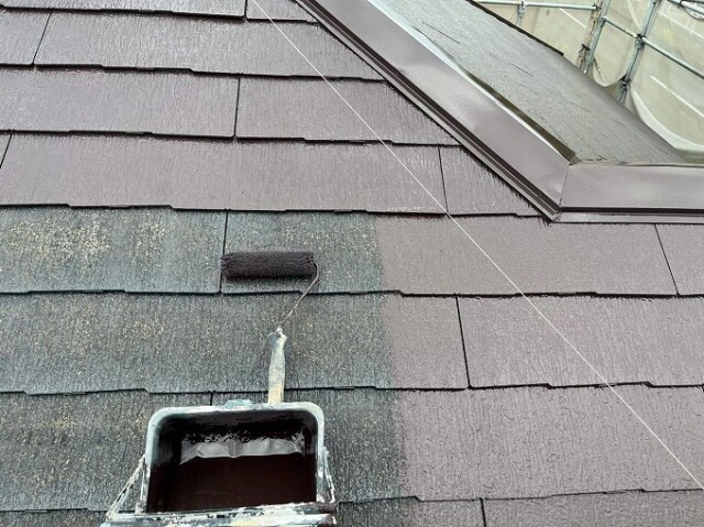 屋根カラーベスト<br />
（中塗り塗装）<br />
<br />
こちらには、無機塗料の耐候性を併せ持ちながら変色、早期退色へのリスクも軽減させた、遮熱塗料を施工していきます。