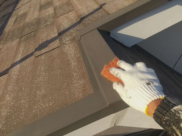 屋根板金（ケレン作業）<br />
<br />
鉄部や板金部分の旧塗膜やサビを落として、塗装面を平滑でキレイにする作業です。<br />
加えて表面にキズを付けること（目荒らしという作業）で、塗料の密着を良くし、仕上がりの寿命を延ばすという大事な工程です。サビが無くても必ず行います。