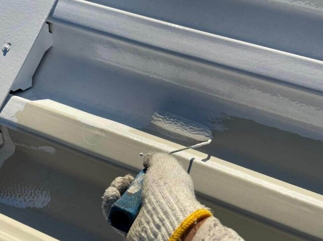 下塗り塗装<br />
<br />
こちらは塩ビ用プライマーです。<br />
塩ビ鋼板に含まれる可塑剤が塗膜表面への移行するのを抑制して塗膜汚染を防ぎ、長期にわたり美観を維持します。<br />

