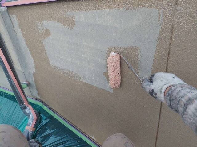 外壁リシン（下塗り塗装）<br />
<br />
こちらの下塗り材は、あらゆる基材と旧塗膜へ対応している防錆効果もプラスした万能シーラーです。<br />
新築時より光触媒処理の施されたサイディングボードや、光触媒で塗装された外壁など、今まで難密着性といわれていた下地へも対応できます。<br />
