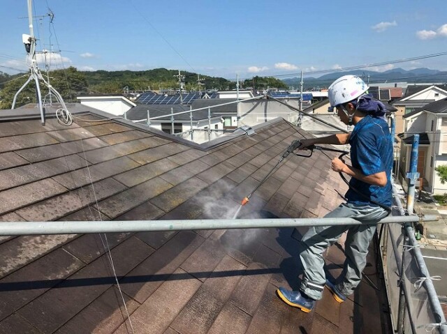 高圧洗浄<br />
（トルネード）<br />
長年積もった汚れ、藻やコケ、チョーキングも完全に除去する事が目的です。<br />
汚れの積もった下地には、塗料は密着せず、剥離などの不具合発生の原因になりますので、とても重要な工程です。<br />
トルネード洗浄は、高圧洗浄機のノズルの先端がグルグルと回り、通常の高圧洗浄よりも勢いのある水を噴射することで、通常の高圧洗浄では落とせない汚れを落とすことが出来ます。