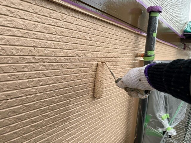 外壁サイディング<br />
（上塗り塗装）濃色部<br />
より強靭な塗膜を形成して、耐候性や仕上がりを良くするため、もう一度塗装を施します。