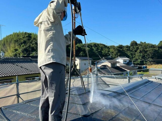 高圧洗浄<br />
<br />
長年積もった汚れ、藻やコケ、チョーキングも完全に除去する事が目的です。<br />
汚れの積もった下地には、塗料は密着せず、剥離などの不具合発生の原因になりますので、とても重要な工程です。<br />
