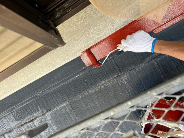 屋根板金（下塗り塗装）<br />
<br />
鉄部や板金部には、サビ止め塗装を下塗りとして施します。