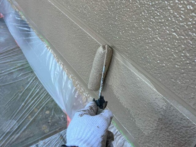 外壁サイディング（上塗り塗装）<br />
<br />
より強靭な塗膜を形成して、耐候性や仕上がりを良くするため、もう一度塗装を施します。