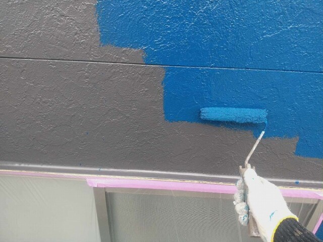 外壁サイディング<br />
（中塗り塗装）<br />
こちらは水性フッ素樹脂塗料で塗装を行いました。耐候性に極めて優れた4フッ化フッ素樹脂を使用したフッ素樹脂塗料です。<br />
紫外線や雨、風、塩害など過酷な気象条件に強いというメリットがあり、長期に渡って建物の美観を保つことでメンテナンスの回数を確実に減らし、トータルコスト削減になります。<br />
