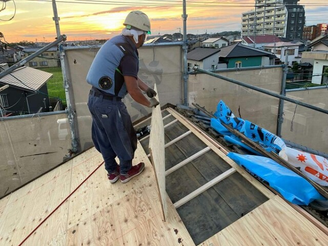 新規　野地板<br />
設置中　