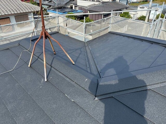 屋根葺き替え工事<br />
（施工完了）<br />
また、表面の遮熱塗膜で赤外線を反射し、屋根裏の温度上昇を抑制する効果があります。<br />
