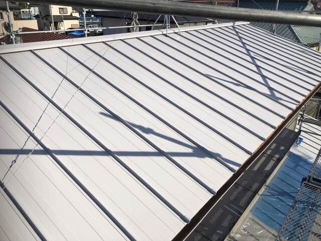 立平333<br />
シンプルで縦のラインが美しい嵌合式立平葺き屋根材です。