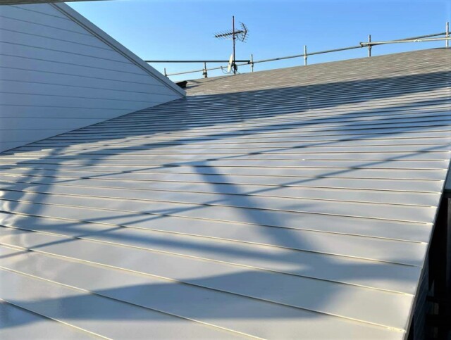 屋根ガルバリウム鋼板　塗装完了<br />

