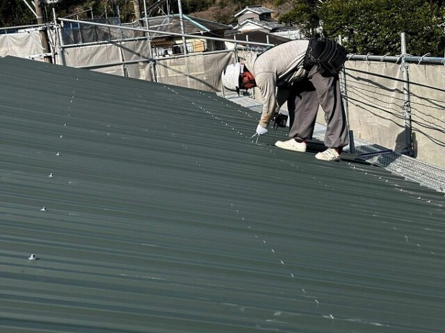 ガルバリューム鋼板設置施工中