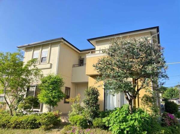 袋井市可睡の杜 G様邸 屋根・外壁塗装工事 庭の緑がステキ