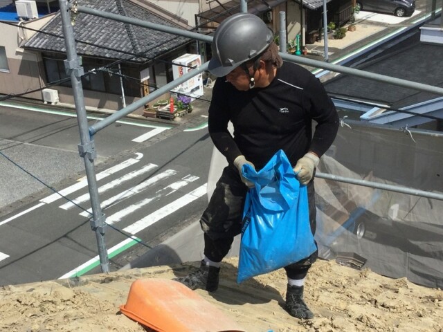 既存土撤去　手作業で少しずつ撤去していきます