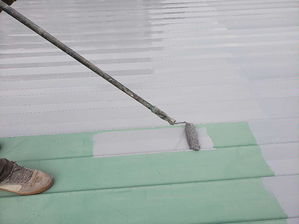 【鉄板屋根】下塗り塗装<br />
<br />
鉄部や板金部には、サビ止め塗装を下塗りとして施します。